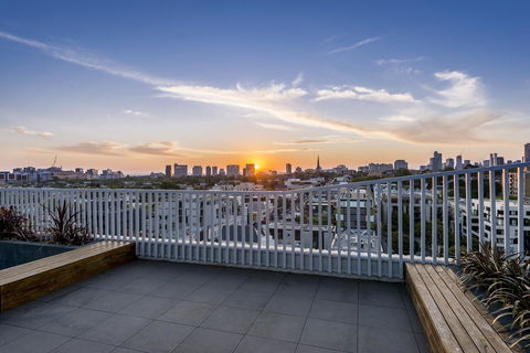 Oaks Melbourne South Yarra Suites - 1 Gold Coast 6