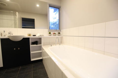 Lorne Luxury - Gold Coast 4U 2