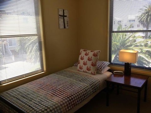 At The Beach Apartments - Accommodation Gold Coast 4