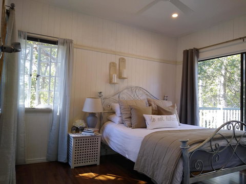 Lake Weyba Noosa Lodge & Kangaroos - Accommodation Gold Coast 1