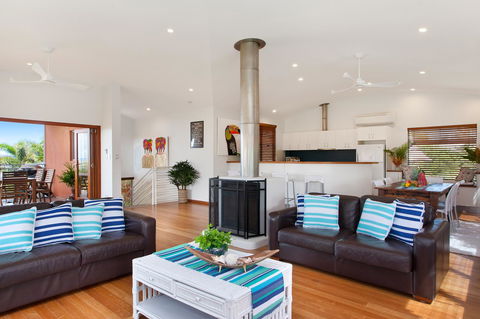 Jolly Roger's Beach House - Accommodation Gold Coast 2