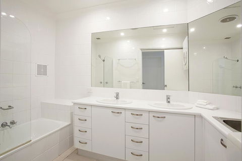 Noosa Shores Resort - Gold Coast 4U 1