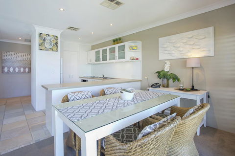Noosa Shores Resort - Gold Coast 4U 24