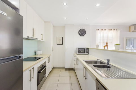 Redvue Holiday Apartments - Gold Coast 4U 5