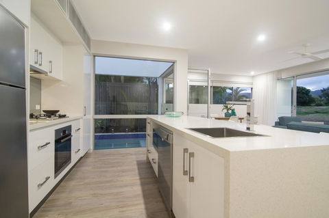 Pool Resort Port Douglas - Accommodation Gold Coast 40