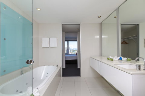 Q1 Resort & Spa - Official - Accommodation Gold Coast 1