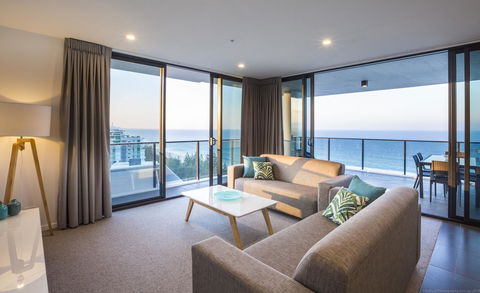 Boardwalk Burleigh Beach - Official - Gold Coast 4U 6