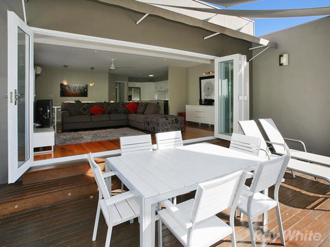 Beach House On Tradewinds Avenue - 1 Gold Coast 2
