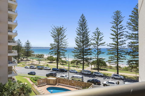 Columbia Beachfront Apartments On Rainbow Bay - Accommodation Gold Coast 18