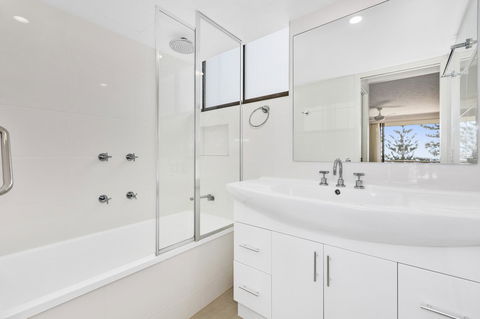 Columbia Beachfront Apartments On Rainbow Bay - Accommodation Gold Coast 24