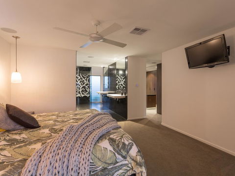 Rumrunner Resort - Gold Coast 4U 24