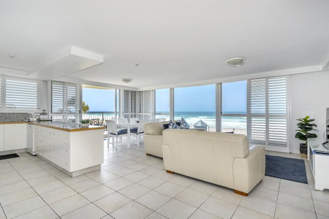 Golden Sands On The Beach - Absolute Beachfront Apartments - Accommodation Gold Coast 2