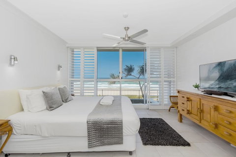 Golden Sands On The Beach - Absolute Beachfront Apartments - Accommodation Gold Coast 3
