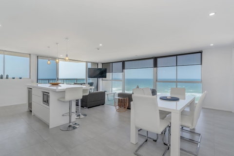 Golden Sands On The Beach - Absolute Beachfront Apartments - Accommodation Gold Coast 6
