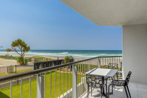 Golden Sands On The Beach - Absolute Beachfront Apartments - Accommodation Gold Coast 1