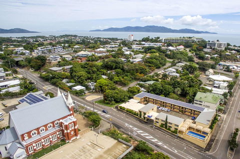 The Robert Towns - Accommodation Gold Coast 9