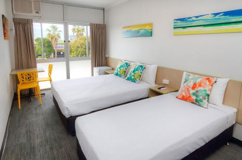 Palm Beach Hotel - Accommodation Gold Coast 0