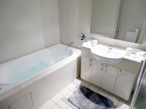 Waterfront Resort Villa With Buggy - Accommodation Gold Coast 10