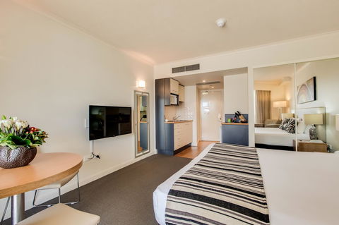 Central Cosmo Apartment Hotel - Gold Coast 4U 4