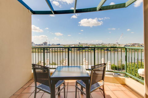 Central Cosmo Apartment Hotel - Gold Coast 4U 24