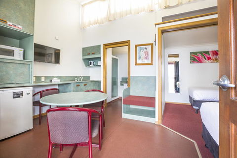 Downs Motel - 1 Gold Coast 11