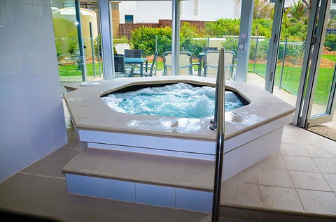 Zenith Ocean Front Apartments - Accommodation Gold Coast 6