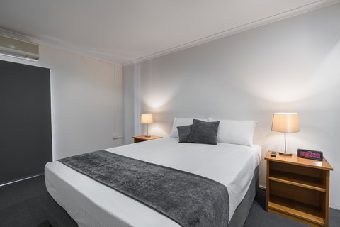 Cosmopolitan Motel & Serviced Apartments - Accommodation Gold Coast 3