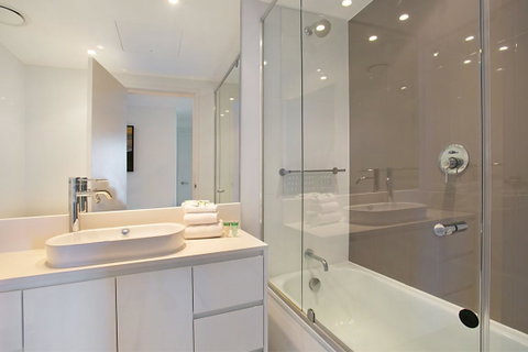 Number 1 H Residences - WiFi, Parking & More By Gold Coast Holidays - Accommodation Gold Coast 3