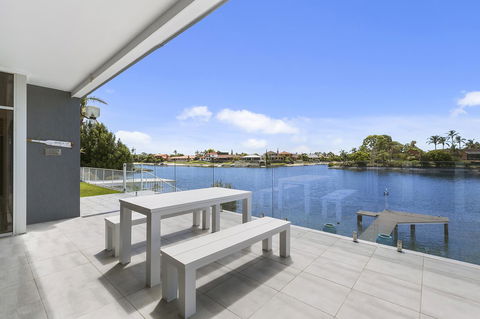 Havana Blue - Large 4 Bedroom Family Home - Gold Coast 4U 1