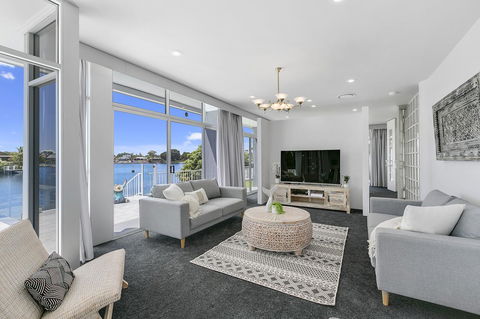 Havana Blue - Large 4 Bedroom Family Home - Gold Coast 4U 0