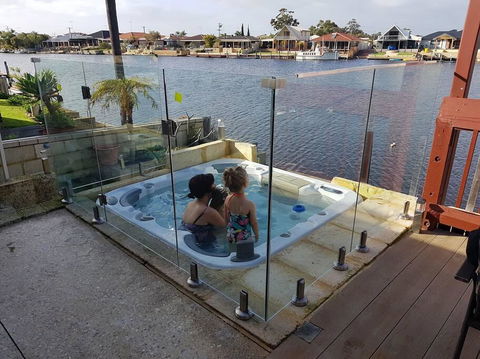 Waterside Resort Style - Gold Coast 4U 3