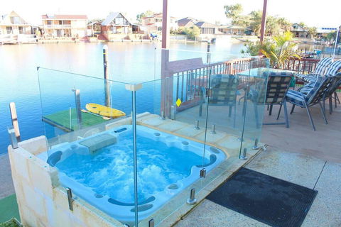 Waterside Resort Style - Gold Coast 4U 0