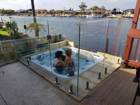 Waterside Resort Style - Gold Coast 4U 1
