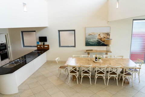 Whale View - Grand Luxurious Beachfront Home - Gold Coast 4U 2