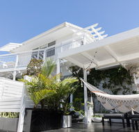 White Beach Cottage - Gold Coast 4U