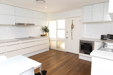 White Beach Cottage - Gold Coast 4U 1