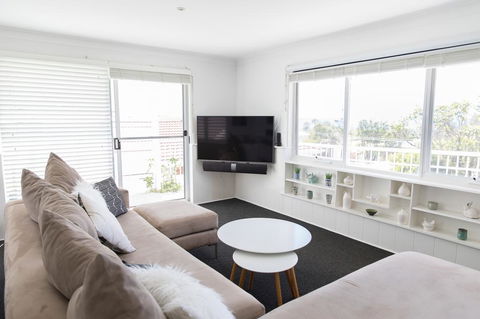 White Beach Cottage - Gold Coast 4U 3