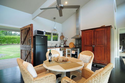 Willabrook Retreat - Mojo Cottage - Romantic Escape! - Accommodation Gold Coast 3