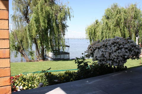 Willow Island - Waterfront - Accommodation Gold Coast 1