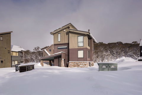 Winterfell - Accommodation Gold Coast 0