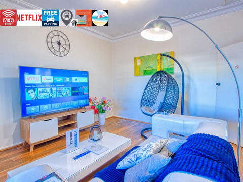 Wollongong Station Holiday House With Wi-Fi,75 Inch TV, Netflix,Parking,Beach - Gold Coast 4U 0