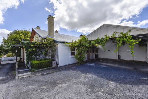 Wyatt Guest House - Gold Coast 4U 1