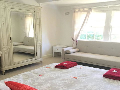 York Cottage - Grand Gate House And Enchanting Gardens - Accommodation Gold Coast 2