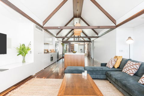 Your Luxury Escape - On The Bay - Stunning Beachfront Apartment - Accommodation Gold Coast 2