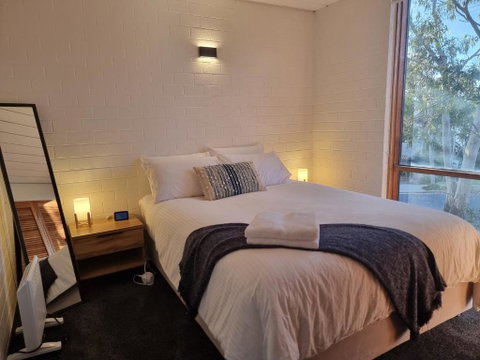 *The Hideaway* Lake Views/Bike Storage/Smart Home/Free WiFi - Accommodation Gold Coast 4