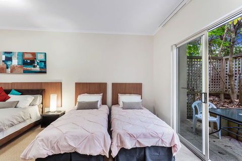 Zenith Studio, Unit 3/10 Messines Street - Accommodation Gold Coast 2