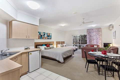 Zenith Studio, Unit 3/10 Messines Street - Accommodation Gold Coast 0