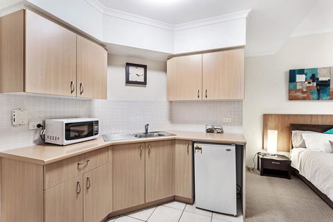 Zenith Studio, Unit 3/10 Messines Street - Accommodation Gold Coast 1