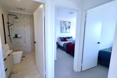 34 High End Quality Home - Glendalough - Sleeps 8 - Gold Coast 4U 3