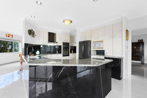 360-Degree View 1BR Luxury Apartment In Elanora - Gold Coast 4U 1